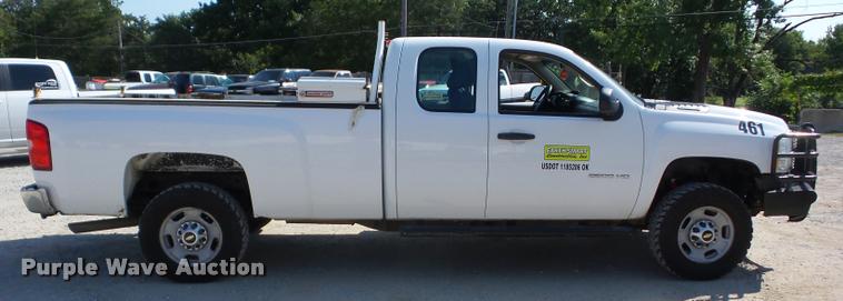 image for item J8601 2011 Chevrolet Silverado 2500HD Ext. Cab pickup truck