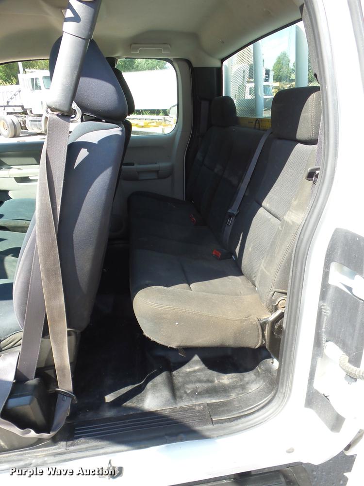 image for item J8601 2011 Chevrolet Silverado 2500HD Ext. Cab pickup truck