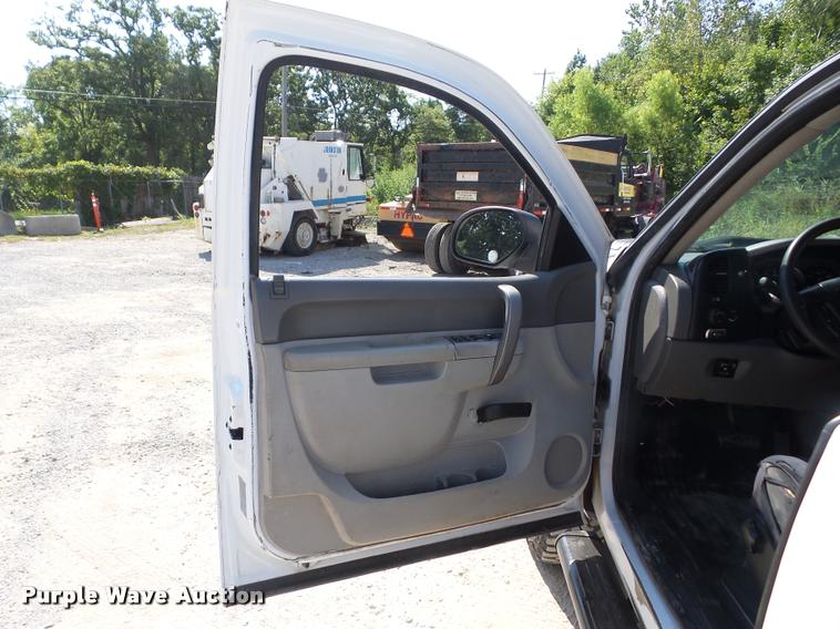 image for item J8601 2011 Chevrolet Silverado 2500HD Ext. Cab pickup truck