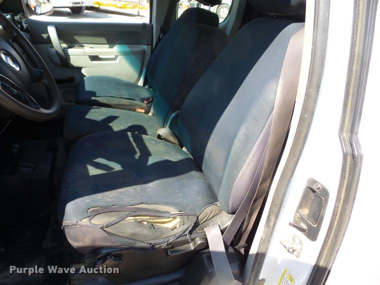 image for item J8601 2011 Chevrolet Silverado 2500HD Ext. Cab pickup truck