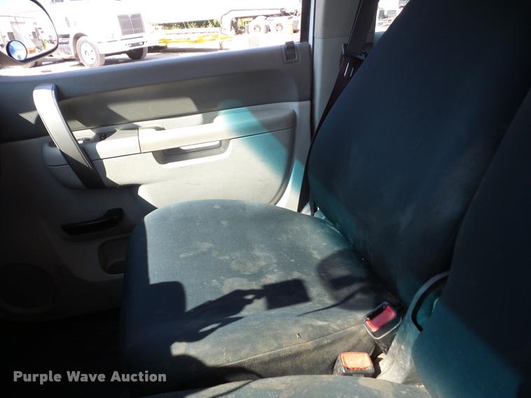 image for item J8601 2011 Chevrolet Silverado 2500HD Ext. Cab pickup truck