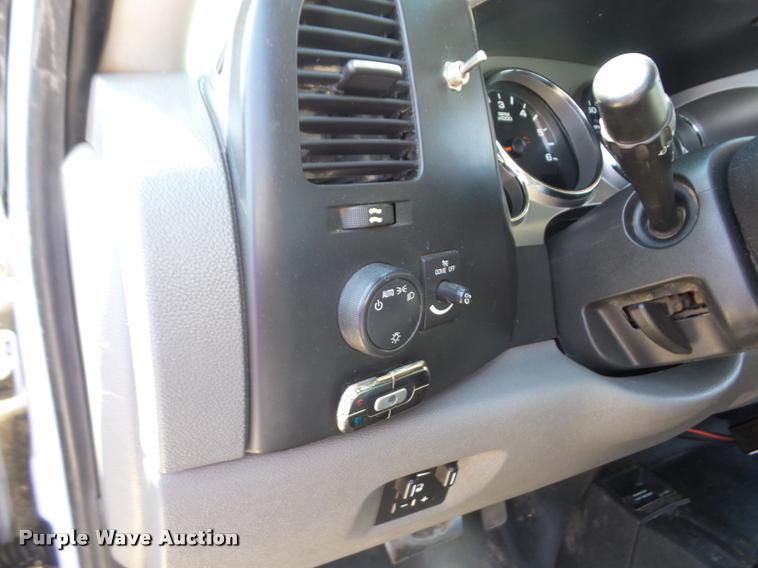 image for item J8601 2011 Chevrolet Silverado 2500HD Ext. Cab pickup truck