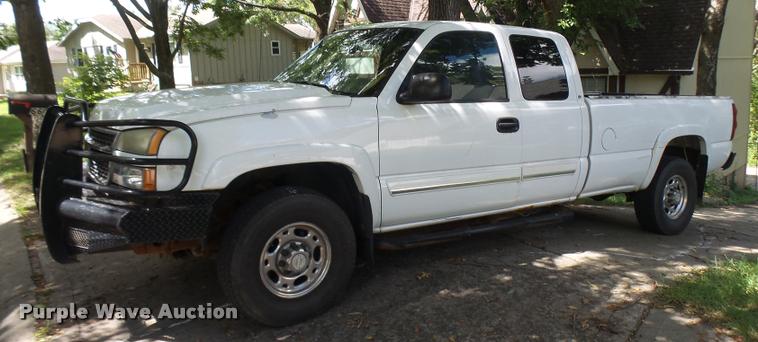 image for item K1785 2005 Chevrolet Silverado 2500HD LS Ext. Cab pickup truck