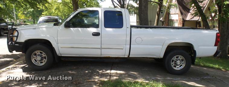 image for item K1785 2005 Chevrolet Silverado 2500HD LS Ext. Cab pickup truck