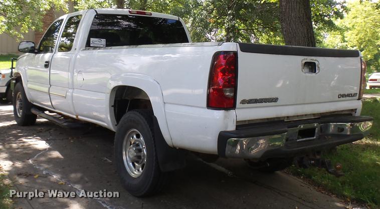 image for item K1785 2005 Chevrolet Silverado 2500HD LS Ext. Cab pickup truck