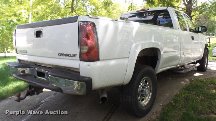 image for item K1785 2005 Chevrolet Silverado 2500HD LS Ext. Cab pickup truck