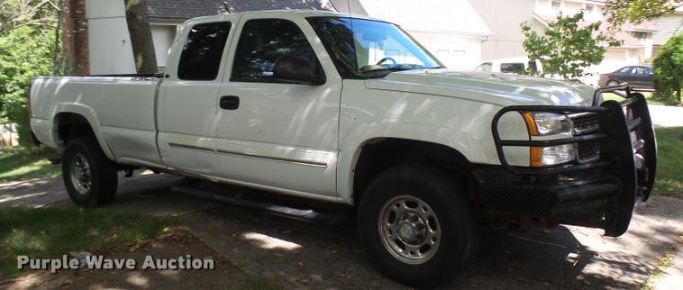 image for item K1785 2005 Chevrolet Silverado 2500HD LS Ext. Cab pickup truck
