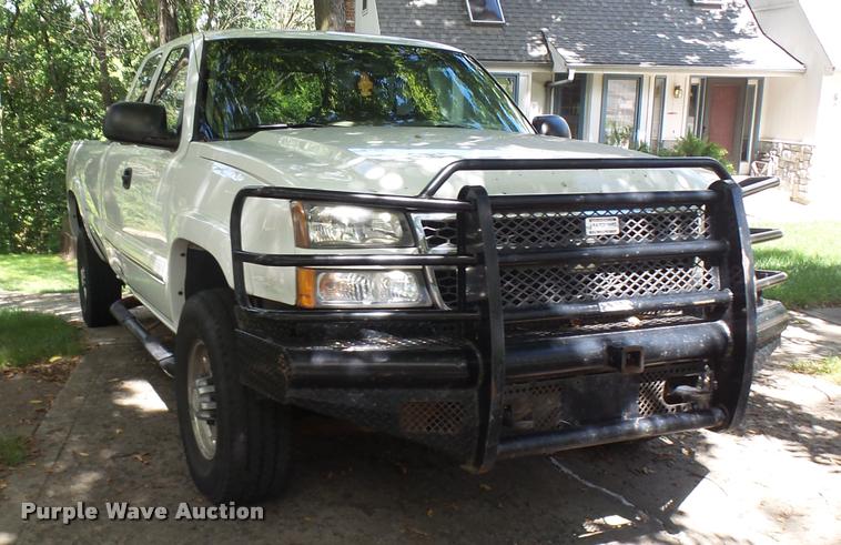 image for item K1785 2005 Chevrolet Silverado 2500HD LS Ext. Cab pickup truck