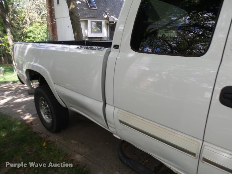 image for item K1785 2005 Chevrolet Silverado 2500HD LS Ext. Cab pickup truck