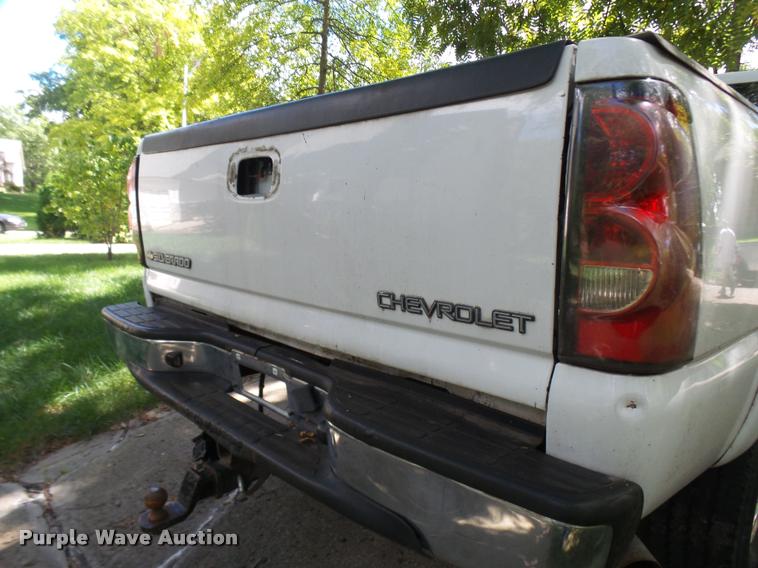 image for item K1785 2005 Chevrolet Silverado 2500HD LS Ext. Cab pickup truck