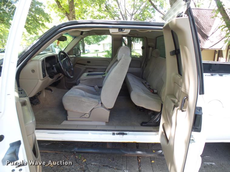 image for item K1785 2005 Chevrolet Silverado 2500HD LS Ext. Cab pickup truck