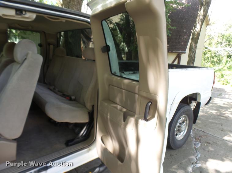 image for item K1785 2005 Chevrolet Silverado 2500HD LS Ext. Cab pickup truck