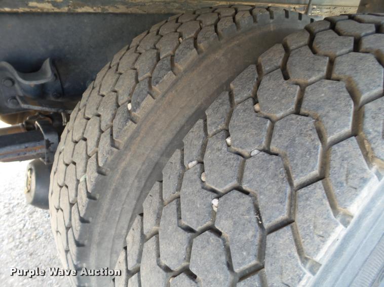 image for item L1506 2005 Freightliner Business Class M2 box truck