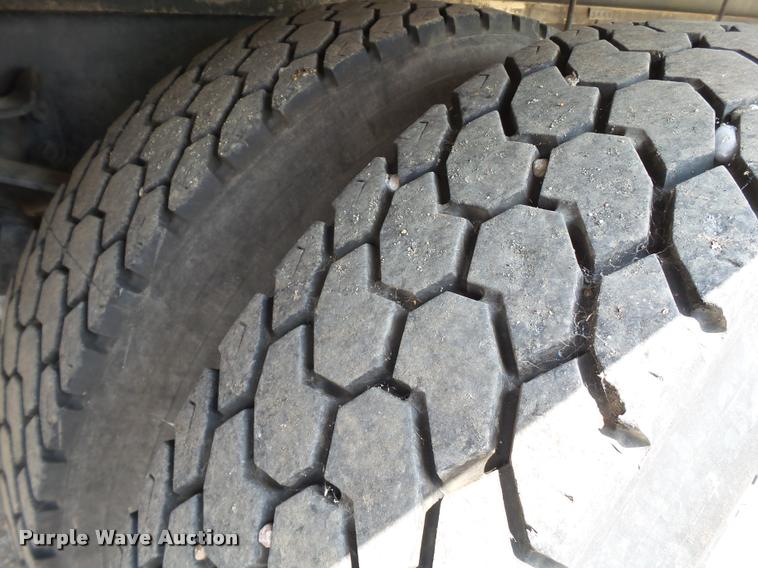 image for item L1506 2005 Freightliner Business Class M2 box truck