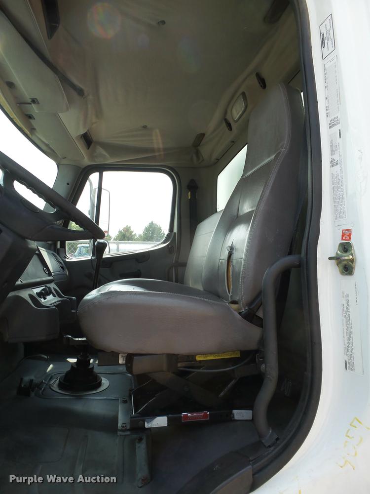 image for item L1506 2005 Freightliner Business Class M2 box truck