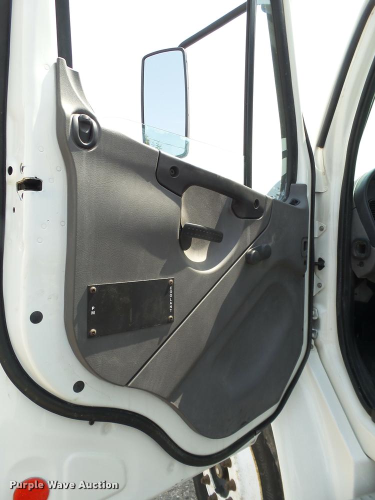 image for item L1506 2005 Freightliner Business Class M2 box truck