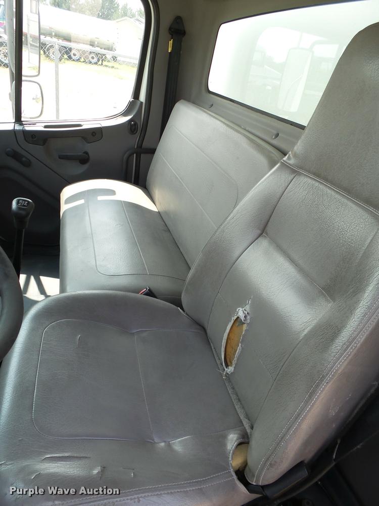 image for item L1506 2005 Freightliner Business Class M2 box truck