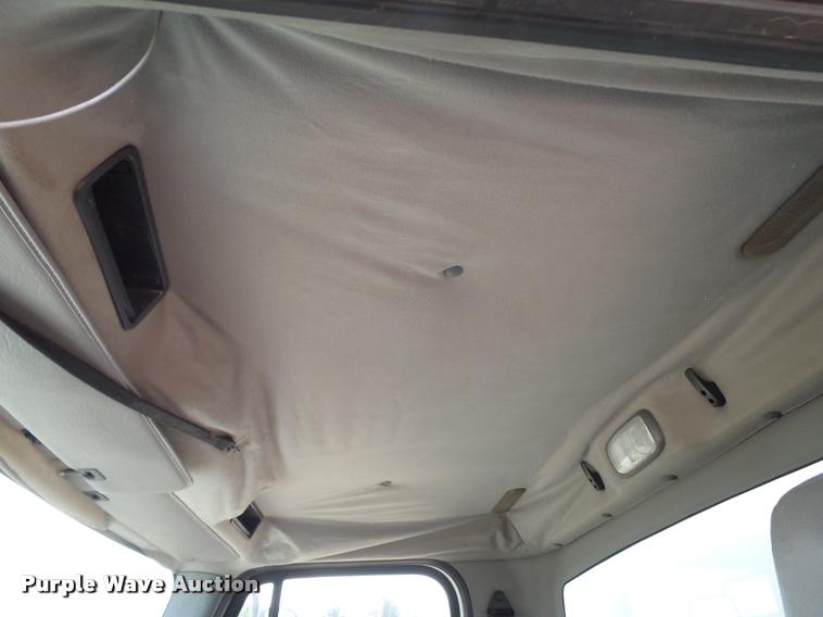 image for item L1506 2005 Freightliner Business Class M2 box truck