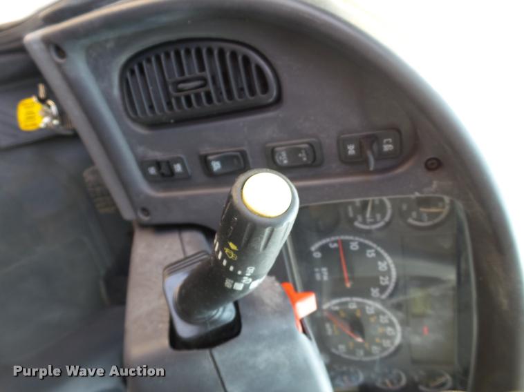 image for item L1506 2005 Freightliner Business Class M2 box truck