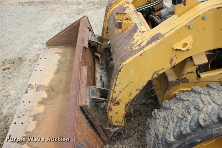 image for item L3213 2010 Caterpillar 272C skid steer