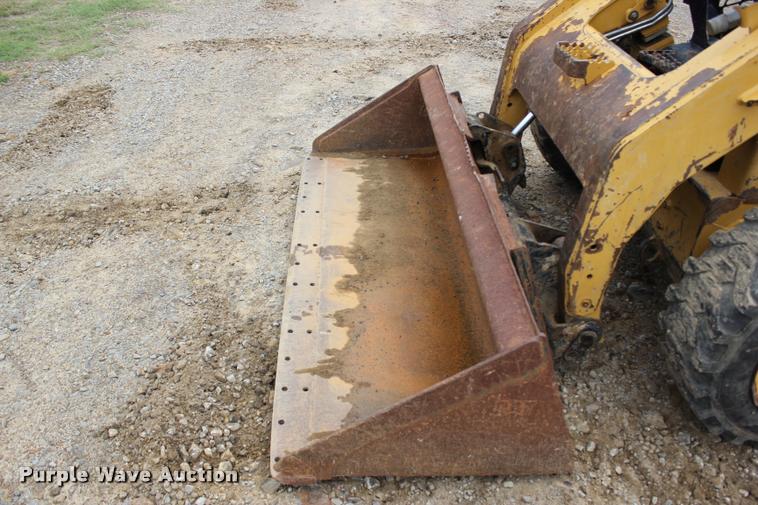 image for item L3213 2010 Caterpillar 272C skid steer