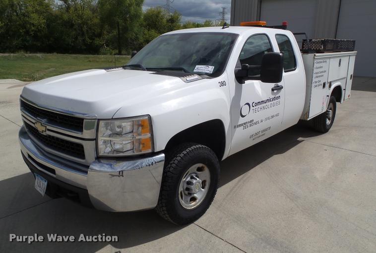 image for item L5632 2008 Chevrolet Silverado K2500HD Ext. Cab utility bed pickup truck