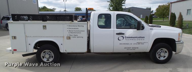 image for item L5632 2008 Chevrolet Silverado K2500HD Ext. Cab utility bed pickup truck