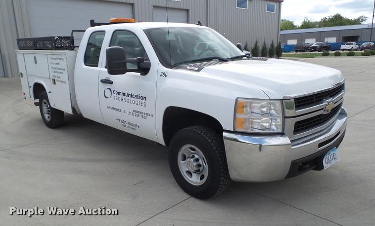 image for item L5632 2008 Chevrolet Silverado K2500HD Ext. Cab utility bed pickup truck