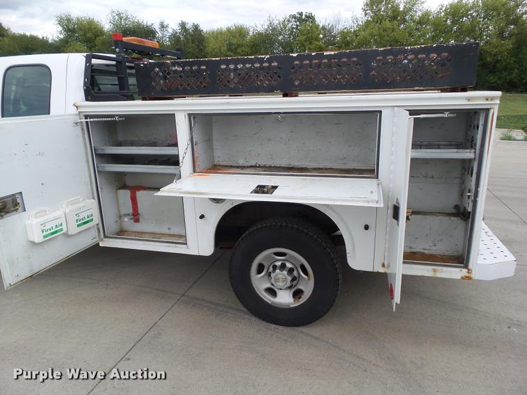 image for item L5632 2008 Chevrolet Silverado K2500HD Ext. Cab utility bed pickup truck
