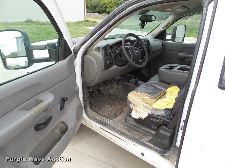 image for item L5632 2008 Chevrolet Silverado K2500HD Ext. Cab utility bed pickup truck