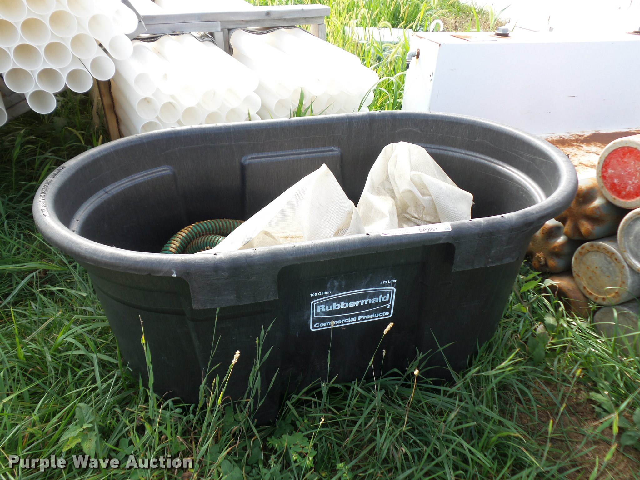 Rubbermaid water trough in Princeton, MO Item DP9221 sold Purple Wave