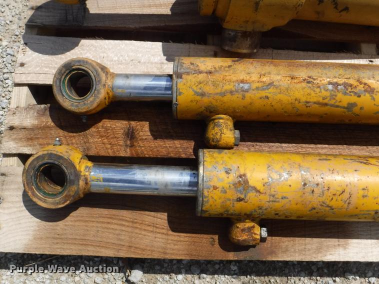 Caterpillar hydraulic cylinders in Topeka, KS Item BY9880 sold