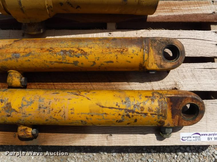 Caterpillar hydraulic cylinders in Topeka, KS Item BY9880 sold