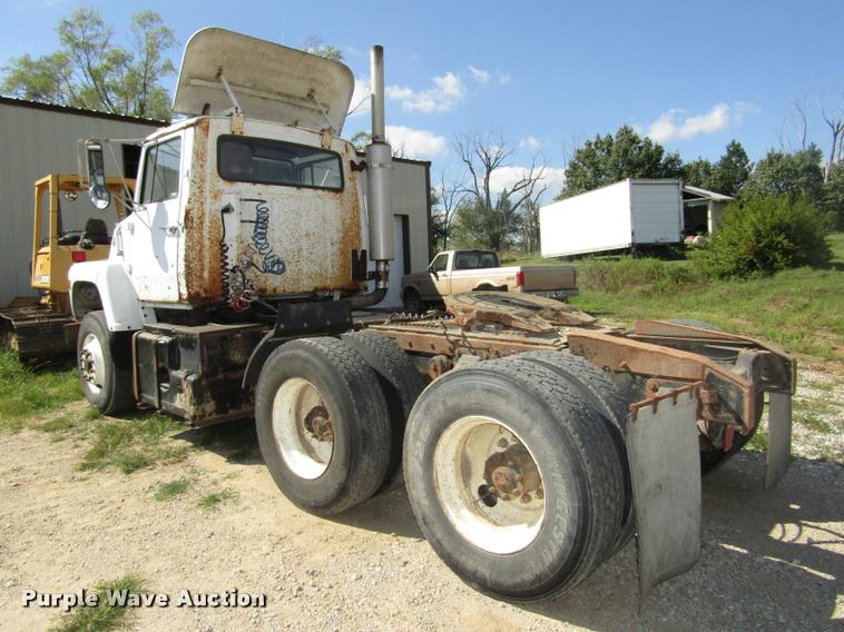 image for item DA3117 1985 Ford LNT9000 semi truck