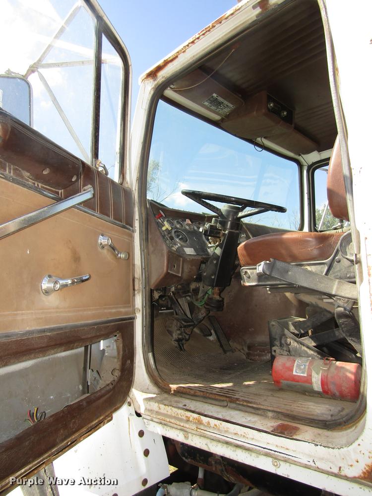 image for item DA3117 1985 Ford LNT9000 semi truck