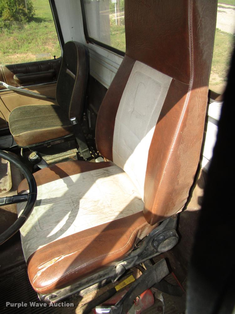 image for item DA3117 1985 Ford LNT9000 semi truck