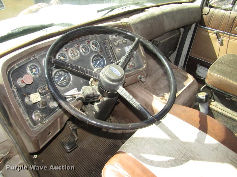 image for item DA3117 1985 Ford LNT9000 semi truck