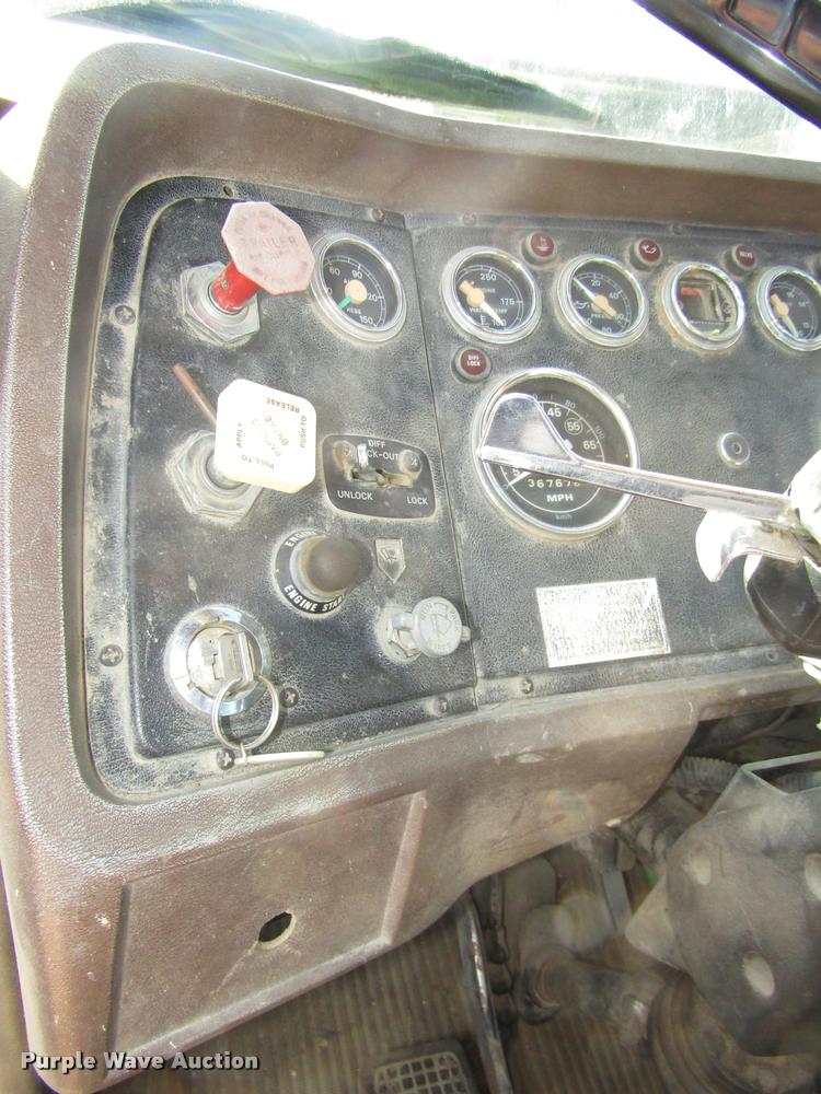 image for item DA3117 1985 Ford LNT9000 semi truck