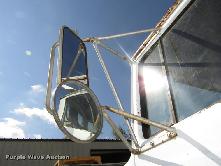 image for item DA3117 1985 Ford LNT9000 semi truck