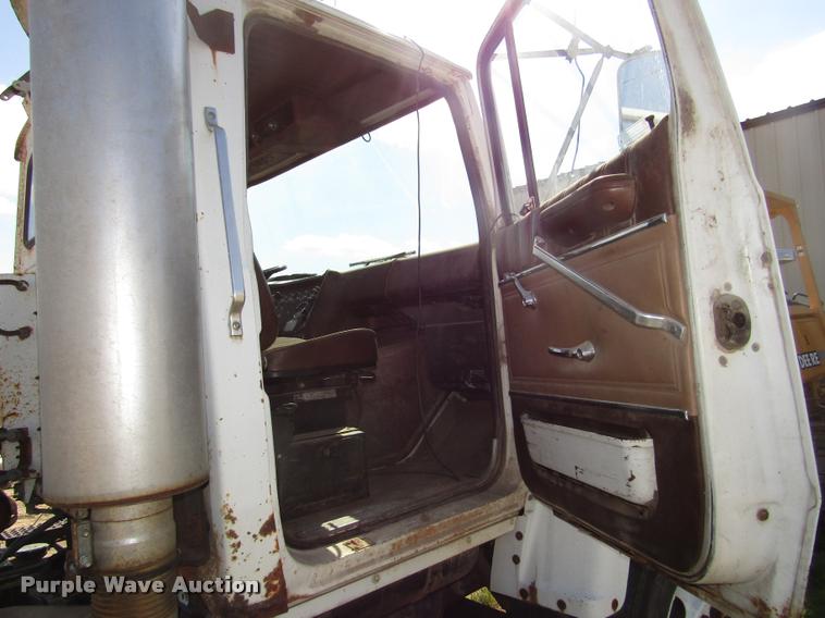 image for item DA3117 1985 Ford LNT9000 semi truck