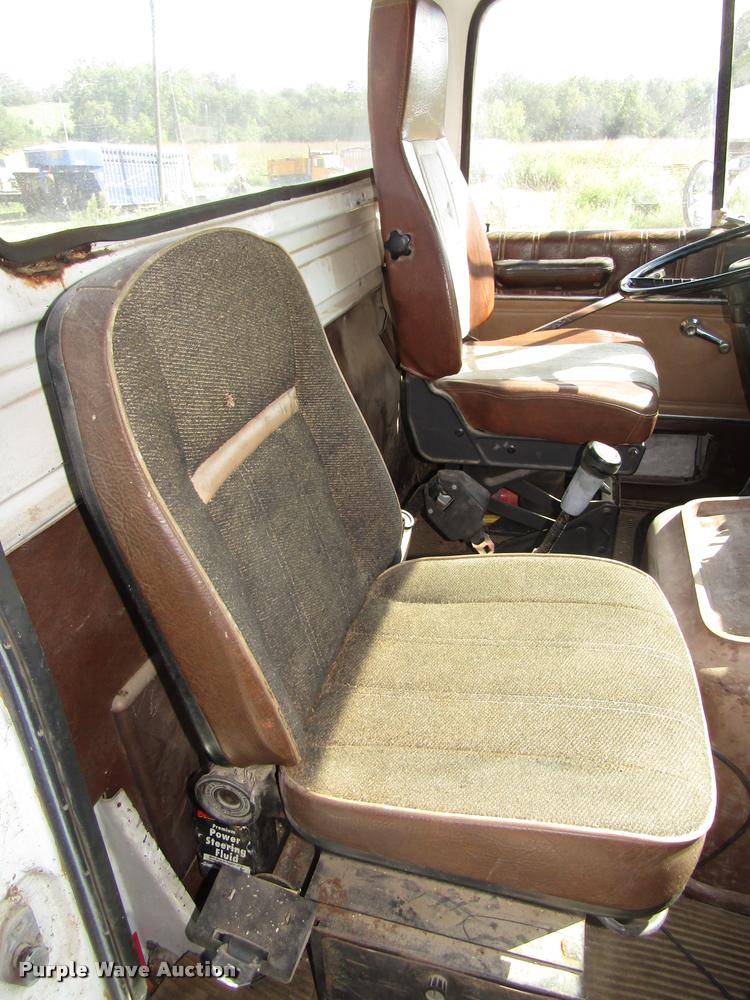 image for item DA3117 1985 Ford LNT9000 semi truck