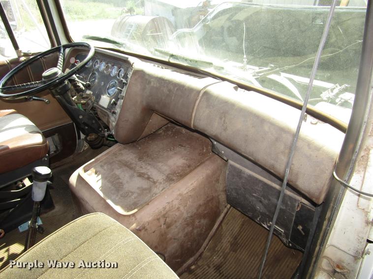 image for item DA3117 1985 Ford LNT9000 semi truck