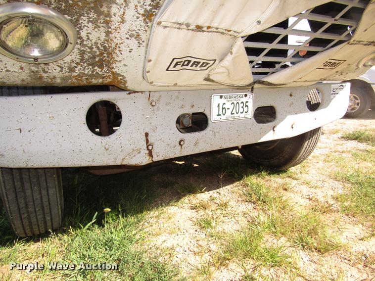 image for item DA3117 1985 Ford LNT9000 semi truck