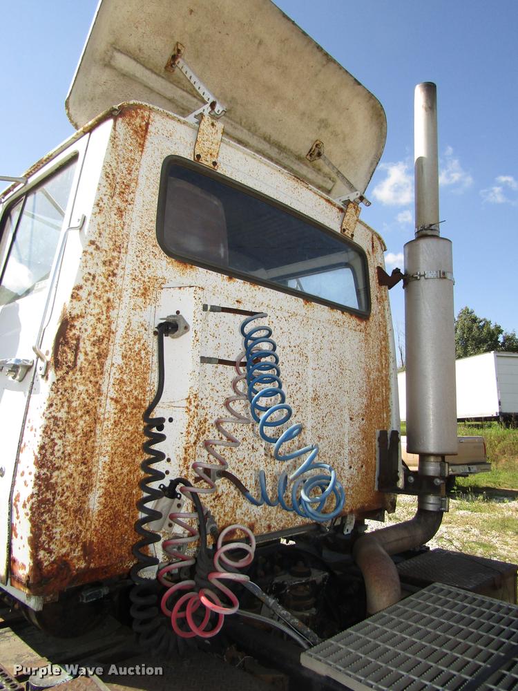 image for item DA3117 1985 Ford LNT9000 semi truck