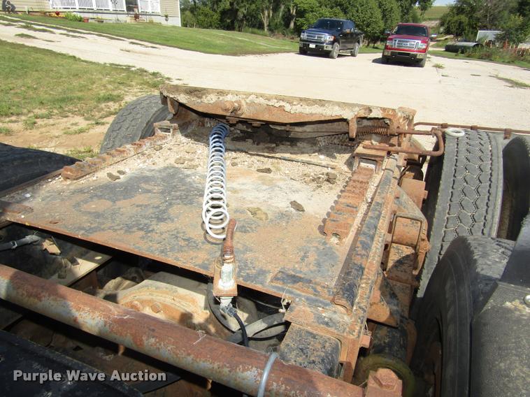 image for item DA3117 1985 Ford LNT9000 semi truck