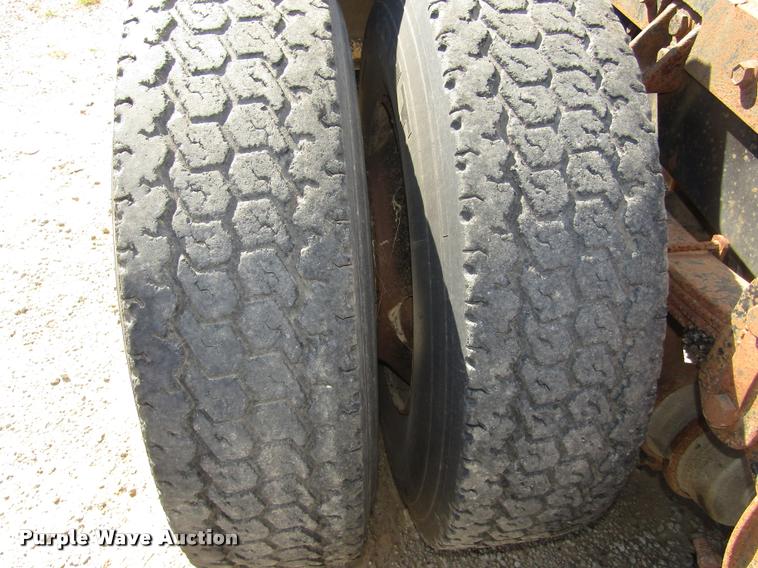 image for item DA3117 1985 Ford LNT9000 semi truck