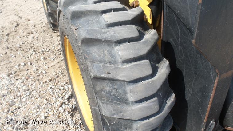 image for item DB3429 1999 New Holland LX665 skid steer