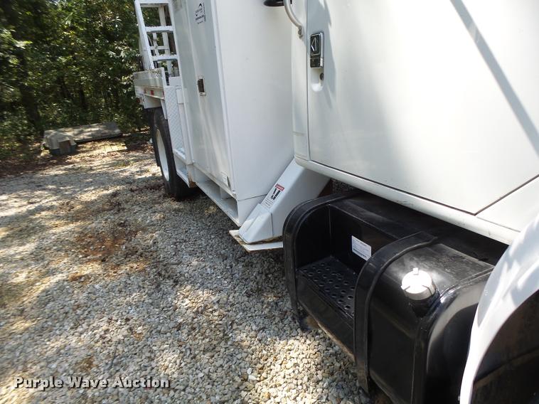 image for item DB5892 2001 International 4700 digger derrick truck