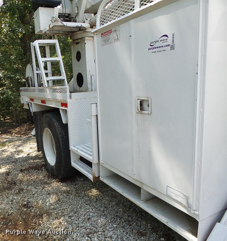 image for item DB5892 2001 International 4700 digger derrick truck