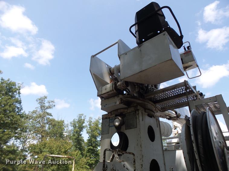 image for item DB5892 2001 International 4700 digger derrick truck